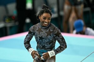 Paris 2024: vídeo de Simone Biles mancando viraliza e torcedores ‘comemoram’