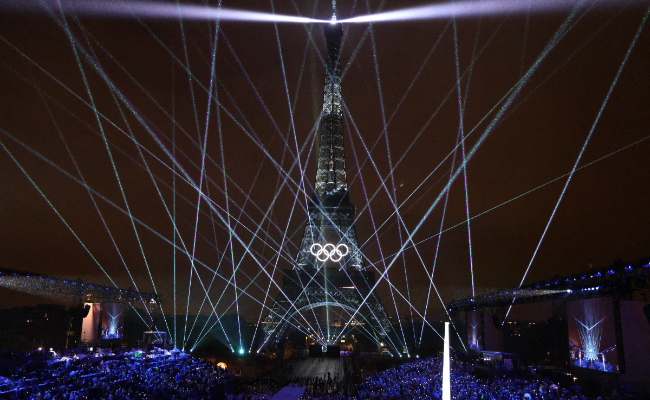 Paris revoluciona Abertura, peca com dinamismo excessivo, mas emociona no fim