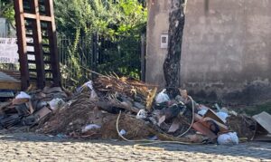 Rua Apolonil Rosa, é o endereço de um lixão no bairro Alto Timirim, que está incomodando os moradores