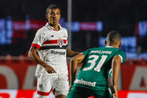 São Paulo aproveita expulsão e sai na frente do Goiás pelas oitavas da Copa do Brasil