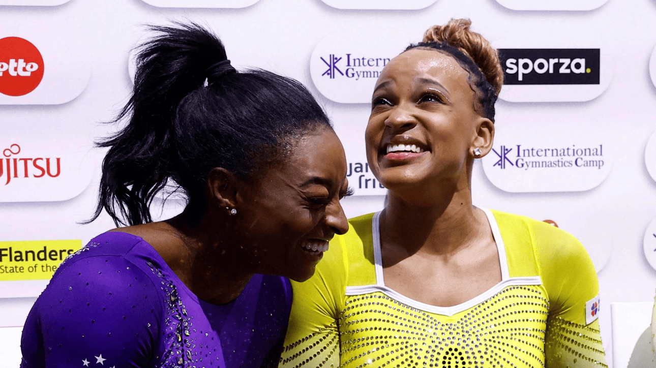 Ginastas Simone Biles e Rebeca Andrade (foto: AFP)