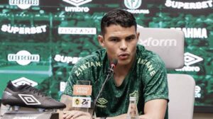 Thiago em coletiva (foto: LUCAS MERÇON / FLUMINENSE F.C.)