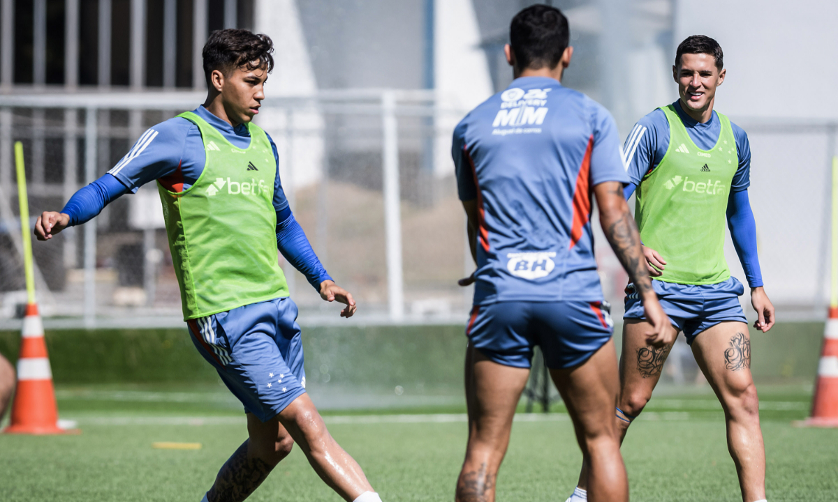 Treino do Cruzeiro no campo sintético da Toca da Raposa 2 (foto: Gustavo Aleixo/Cruzeiro)