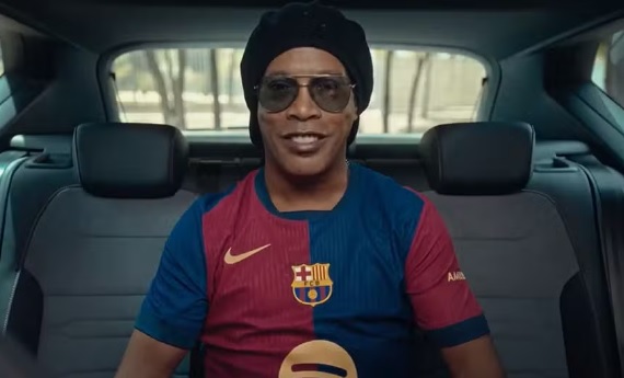 Vídeo: Ronaldinho Gaúcho é protagonista do lançamento de camisa do Barcelona