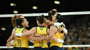 Jogadoras de vôlei da Seleção Brasileira Feminina em Paris 2024 (foto: Kolesnikova/AFP)