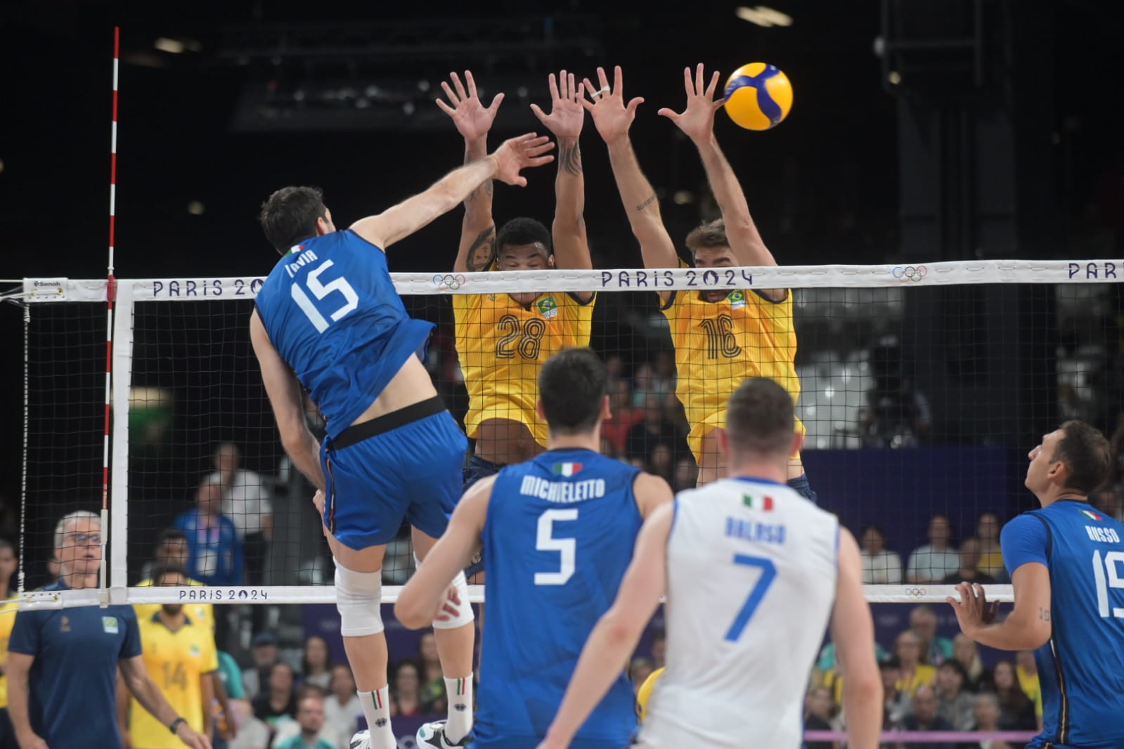 Vôlei masculino: Brasil peca em momentos decisivos e perde na estreia em Paris 2024