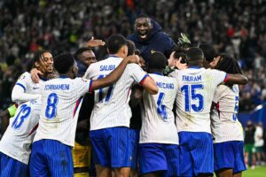 Jogadores da França comemoram classificação na Euro (foto: Javier Soriano/AFP)