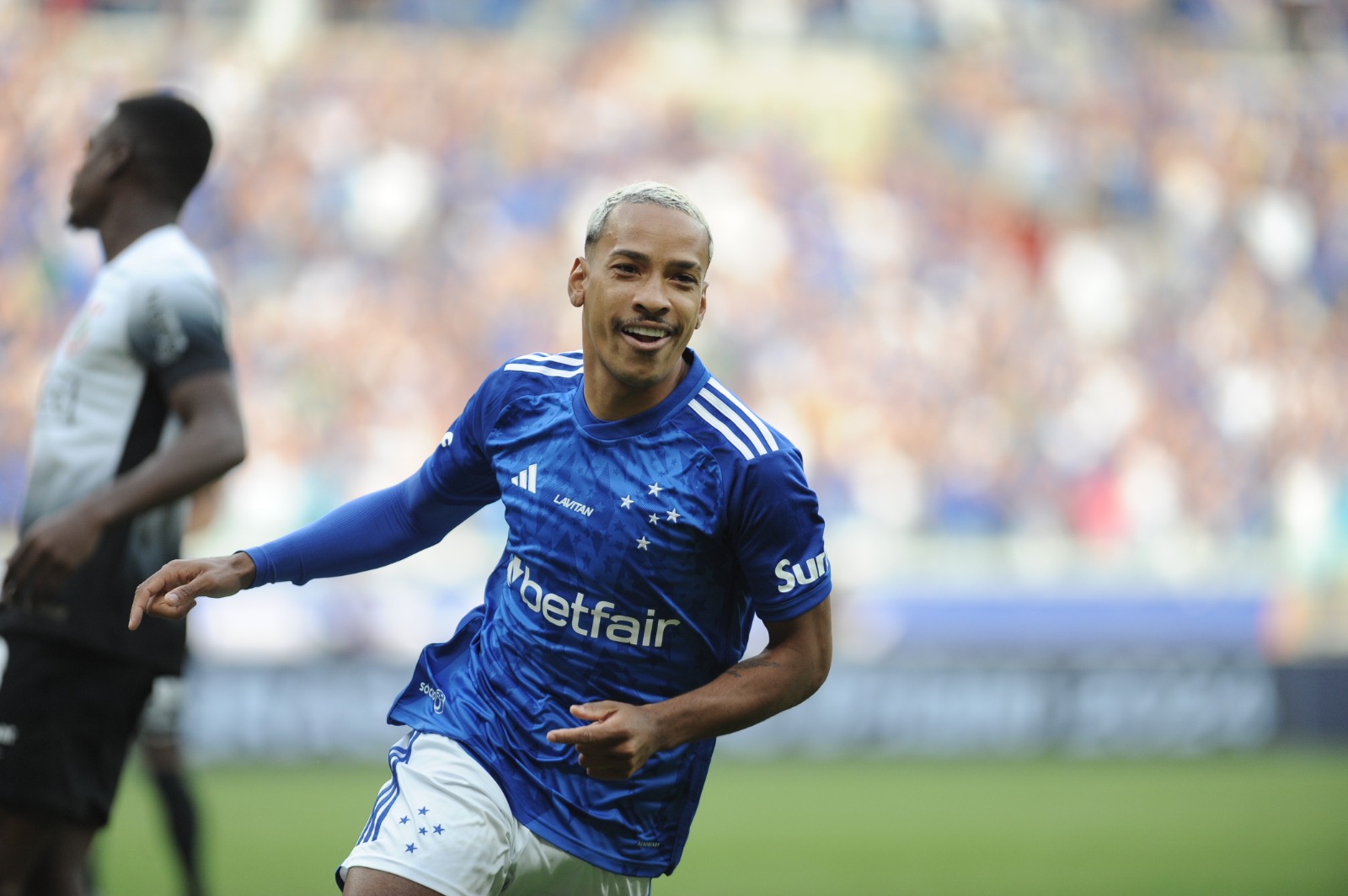 Matheus Pereira comemora o primeiro gol do Cruzeiro na vitória sobre o Corinthians, no Mineirão (foto: Alexandre  Guzanshe/EM/D.A Press)