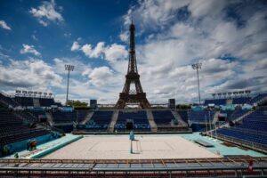 Vista da Eiffel Tower Stadium, arena do vôlei de praia em Paris 2024 (foto: Dimitar Dilkoff/AFP)