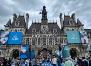 Prefeitura de Paris com dizeres dos Jogos Olímpicos (foto: João Vitor Marques/EM/D.A Press)