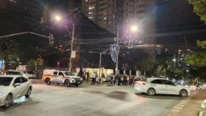 Polícia acompanha protesto da torcida do Galo em frente à sede de Lourdes