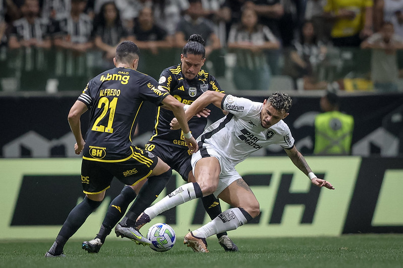 Jogadores de Atlético e Botafogo disputam bola (foto: Pedro Souza/Atlético)