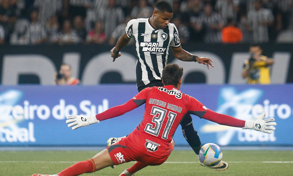 Junior Santos em disputa de bola com Matheus Mendes em Botafogo x Atlético (foto: Vitor Silva/Botafogo)