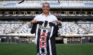 Cafu em visita à Arena MRV, estádio do Atlético (foto: Divulgação/Atlético)