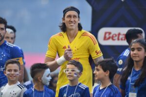 Cássio com a camisa do Cruzeiro atrás de crianças (foto: Ramon Lisboa/EM/D.A Press)