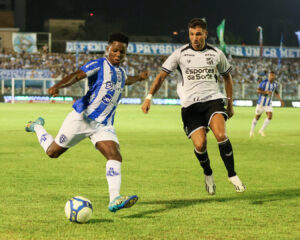 Juan Cazares se prepara para chutar bola (foto: Jorge Luís Totti/Paysandu)