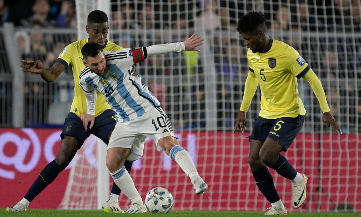 José Cifuentes em ação pela Seleção do Equador (foto: SASCHA SCHUERMANN/AFP)