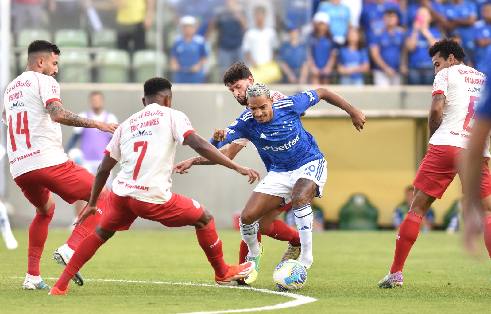 Jogadores de Cruzeiro e Bragantino disputam bola (foto: Ramon Lisboa/EM/D.A Press)