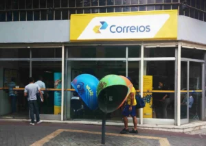 ‘Golpe do SMS dos Correios’: mensagem pedindo para pagar taxa retida na alfândega é falsa; entenda