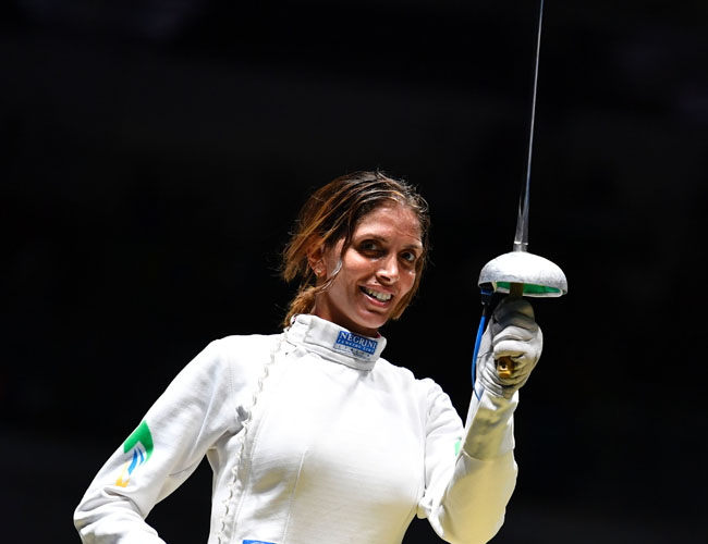 Nathalie Moellhausen, esgrimista brasileira (foto: AFP / Fabrice COFFRINI)