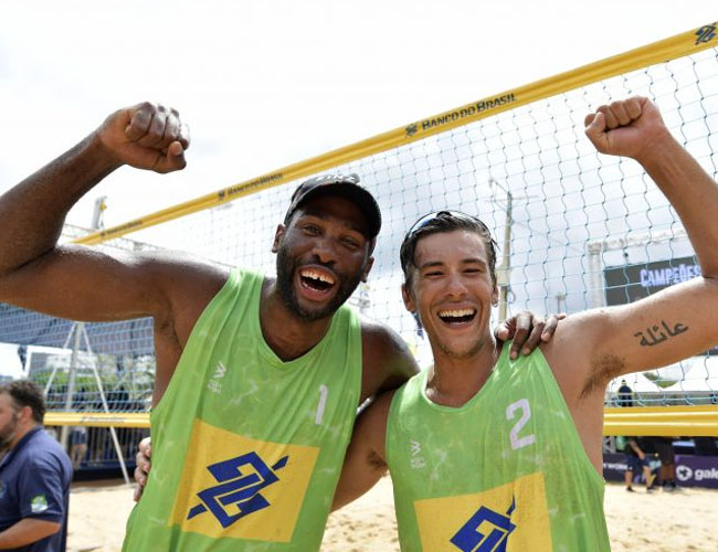 Evandro e Arthur, dupla brasileira de vôlei de praia (foto: Dhavid Normando/CBV)