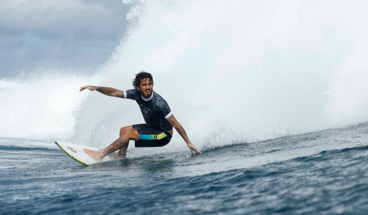 Filipe Toledo surfando (foto:  Ben Thouard / POOL / AFP)