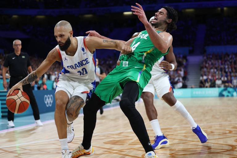 Evan Fournier, da França, pressiona Leo Meindl na partida entre Brasil e França pelo torneio masculino de basquete nas Olimpíadas de Paris (foto: Thomas Coex/Thomas Coex/AFP)