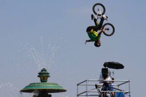 Bala Loka executa uma de suas manobras no qualificatório do BMX Freestyle (foto: Emmanuel Dunand / AFP)