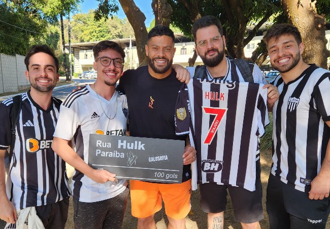 Hulk recebe a placa das mãos dos membros da Galosofia (foto: Reprodução)