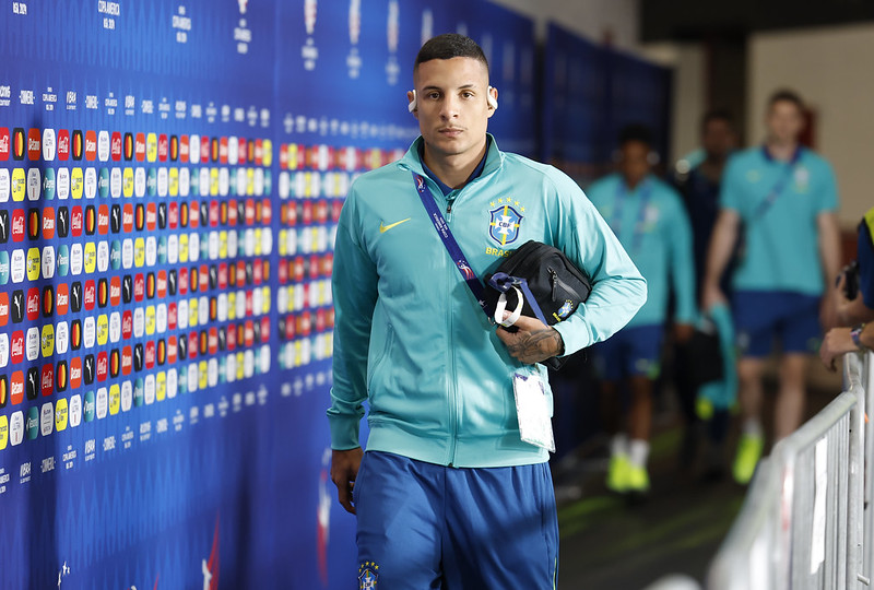 Guilherme Arana chegando para jogo da Seleção Brasileira (foto: Rafael Ribeiro/CBF)