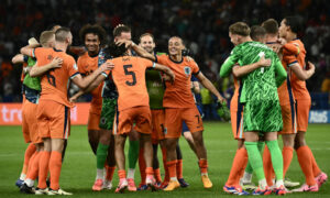 Holanda foi a última classificada para a semi da Euro (foto: Angelos Tzortzinis / AFP)