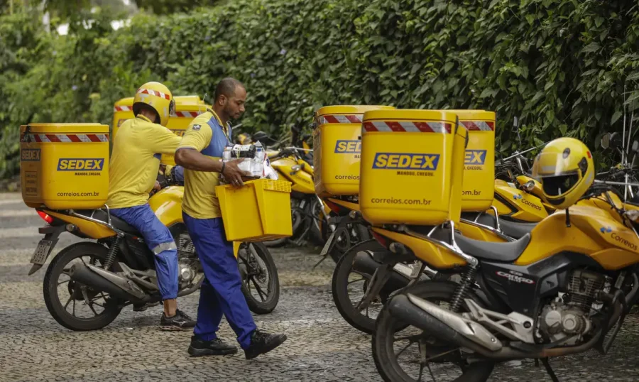 Correios anunciam PDV e concurso para contratar 3,2 mil carteiros. Edital do concurso sai em agosto