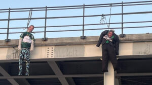 Bonecos com rostos de Leila Pereira (esquerda) e Ednaldo Rodrigues (direita) foram 'enforcados' por torcedores do Botafogo (foto: Reprodução/Redes Sociais)