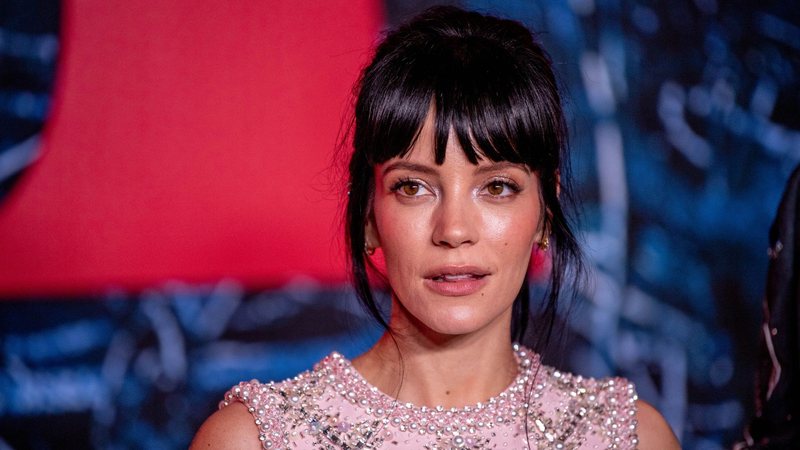 Lily Allen abre OnlyFans para comercializar fotos dos pés