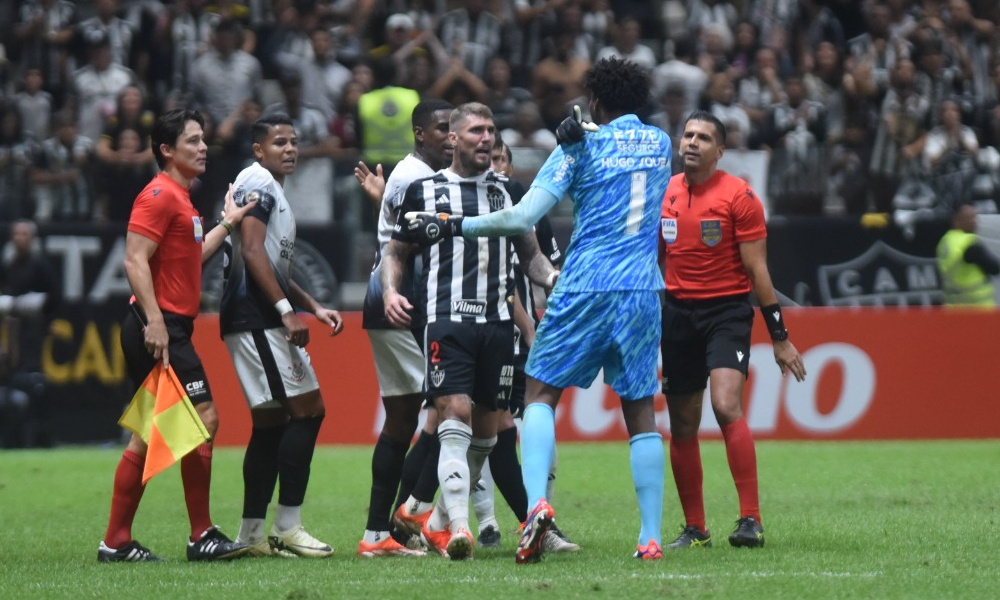 Lyanco em confusão durante Atlético x Corinthians (foto: Gladyston Rodrigues/EM/DA.Press)