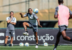 Mariano, lateral-direito do Atlético, em treino nesta quinta-feira (18/7), na Cidade do Galo (foto: Pedro Souza/Atlético)