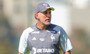 Técnico Gabriel Milito em treino do Atlético na Cidade do Galo (foto: Pedro Souza/Atlético)