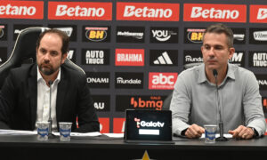 Bruno Muzzi e Victor Bagy, dirigentes do Atlético, em entrevista coletiva na Arena MRV (foto: Leandro Couri/EM/DA.Press)