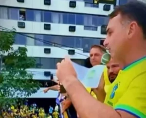 ‘Quebrei seu sigilo’, ironiza Flávio ao abrir carta de criança destinada a Bolsonaro