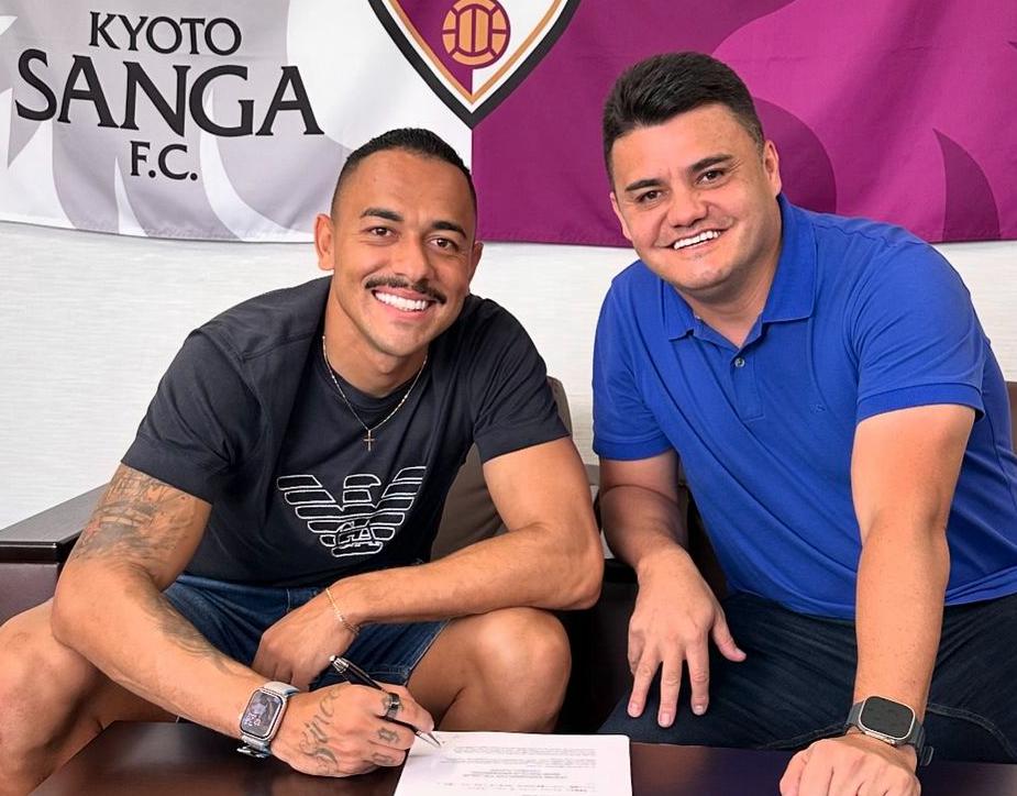 Rafael Elias (à esquerda) assinando contrato com novo clube (foto: Divulgação/Redes sociais)