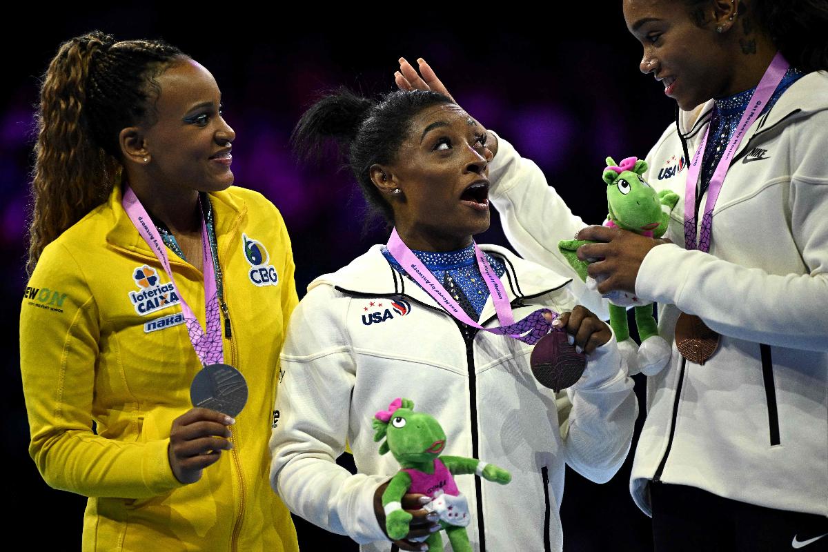 Rebeca Andrade (esquerda) e Simone Biles (direita) no pódio do Mundial de Ginástica (foto: LIONEL BONAVENTURE/AFP)