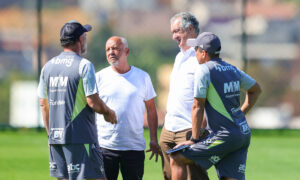 Reinaldo e Sérgio Coelho em conversa com Milito na Cidade do Galo (foto: Paulo Henrique França/Atlético)