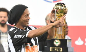 Ronaldinho com a taça da Recopa no Mineirão (foto: Alexandre Guzanshe/EM/DA.Press)