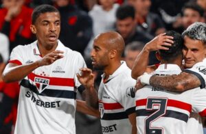 Jogadores do São Paulo comemoram gol contra o Athletico-PR (foto: Divulgação/São Paulo)