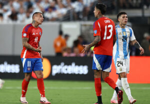 Vargas e Pulgar, de Atlético e Flamengo, defenderam a Seleção Chilena na Copa América 2024 (foto:  TIM NWACHUKWU/AFP)