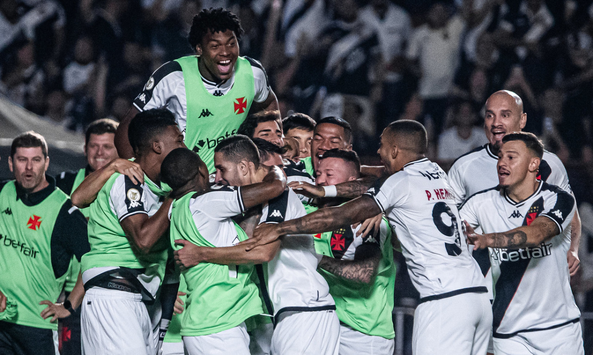 Jogadores do Vasco comemoram gol sobre o Atlético-GO (foto: Leandro Amorim/Vasco)