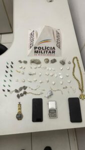 Dupla tenta fugir pelos fundos de uma casa, mas é presa por tráfico de drogas em Coronel Fabriciano