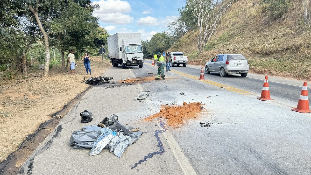 Motociclista morre após batida frontal com caminhão na BR-116 em Governador Valadares; corpo pegou fogo | Vales de Minas Gerais