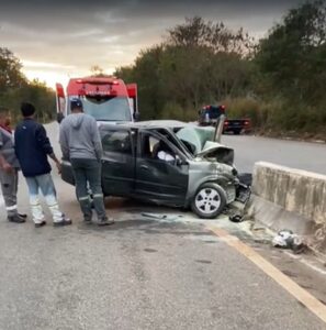 Carro com quatro pessoas bate em mureta central da BR-381 e motorista morre na hora