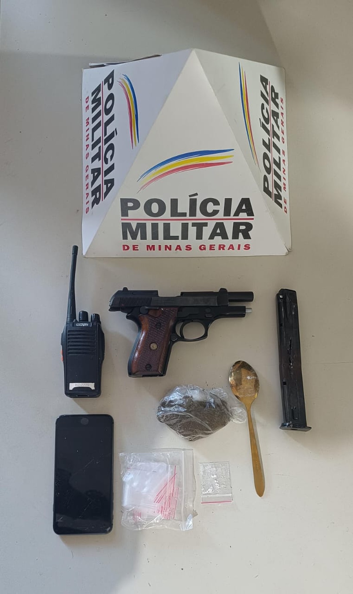 PM apreende arma e drogas após homem atirar para o alto e intimidar ex-companheira